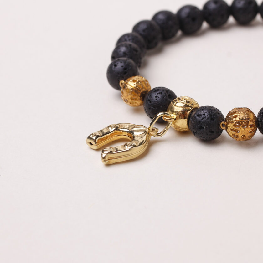 Bracciale in pietra lavica con ferro di cavallo in Argento placcato oro - immagine 2