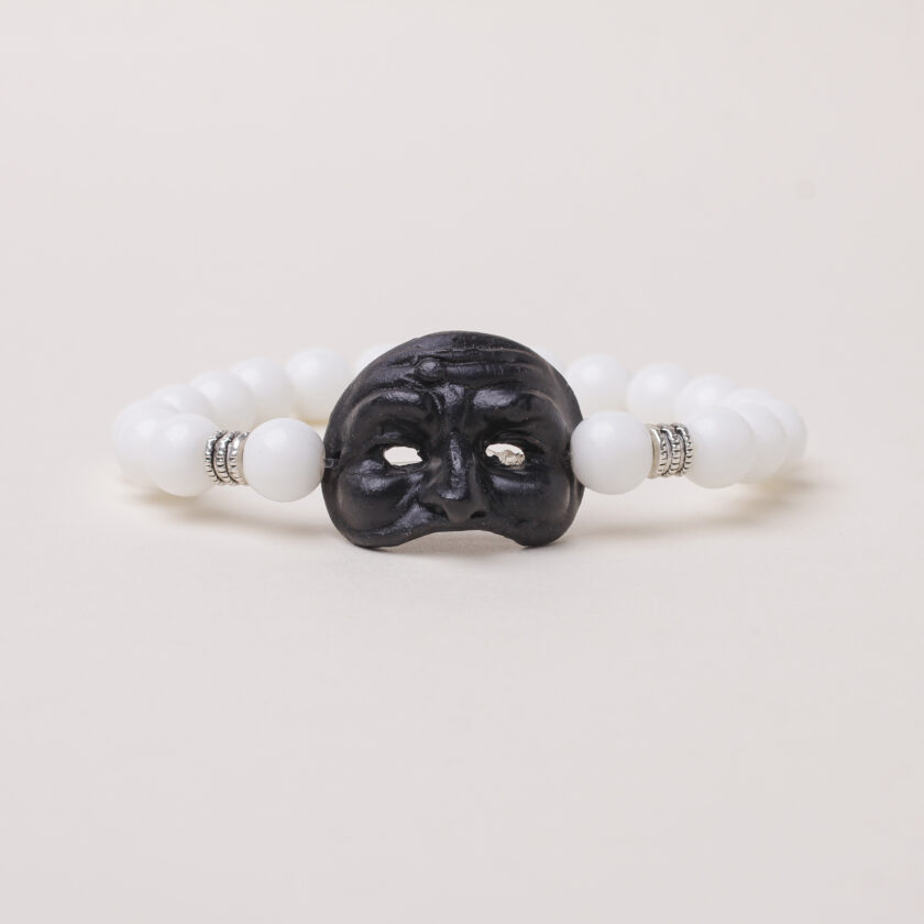 Bracciale in agata bianca con Maschera Pulcinella in terracotta
