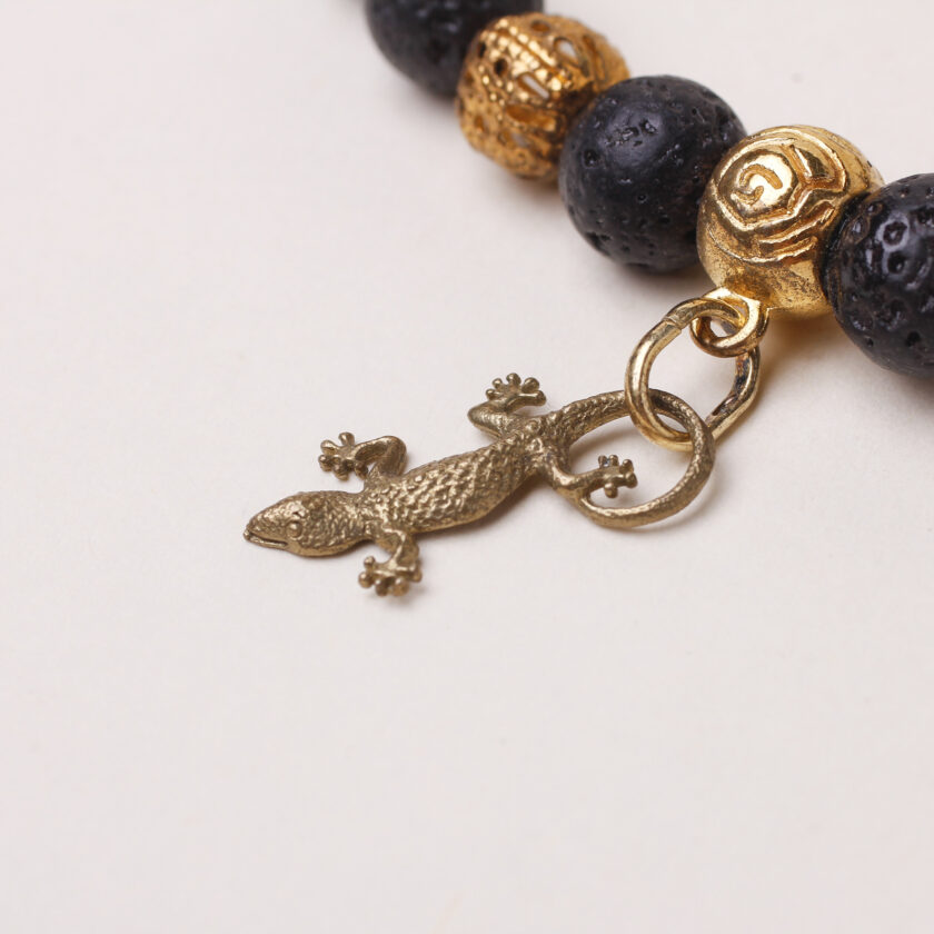 Bracciale in pietra lavica con lucertola oro di capri in argento - immagine 2