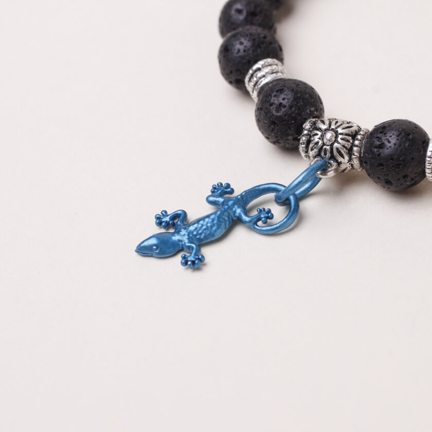Bracciale in pietra lavica con lucertola blu di capri in argento - immagine 2