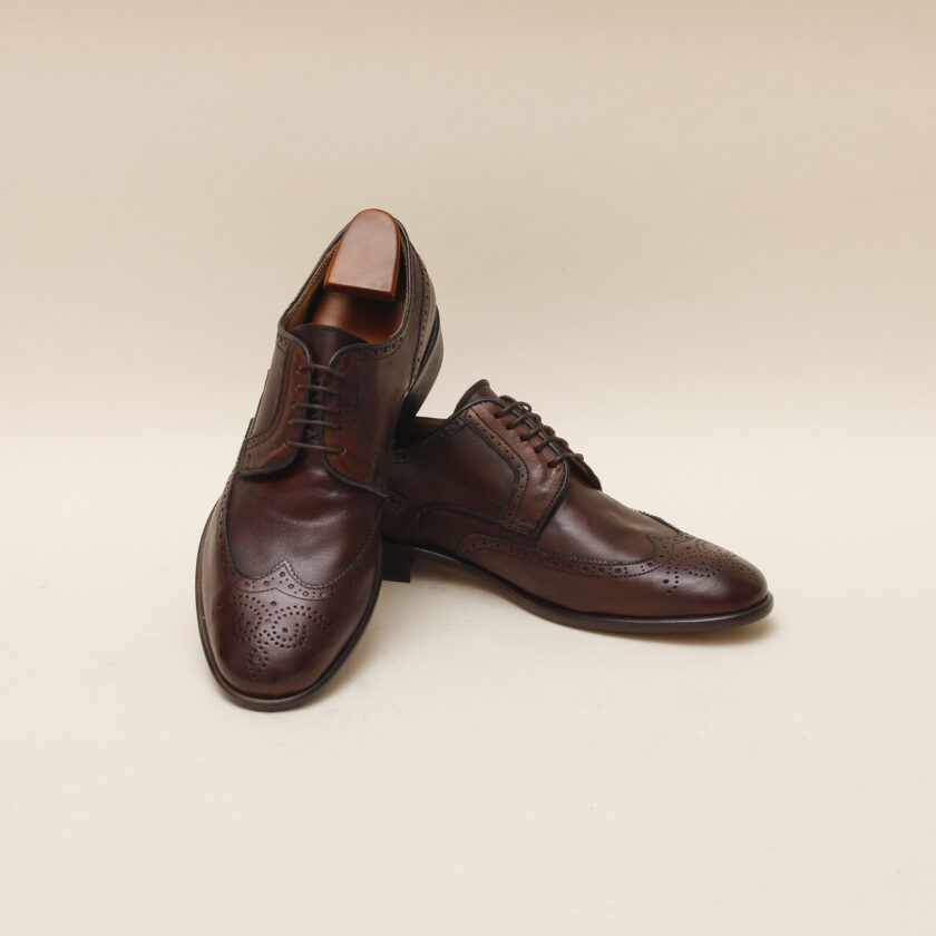 Derby marrone con fiore
