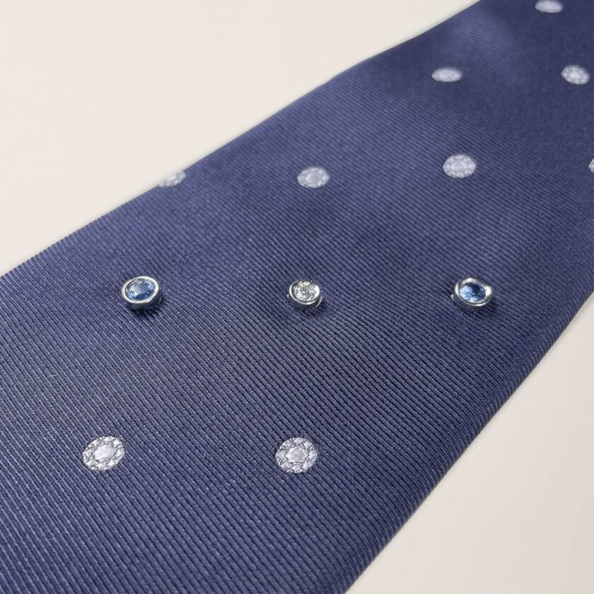 Cravatta seta blu pois grigio Argenio Napoli tris Diamante e Zaffiri su oro bianco - immagine 2