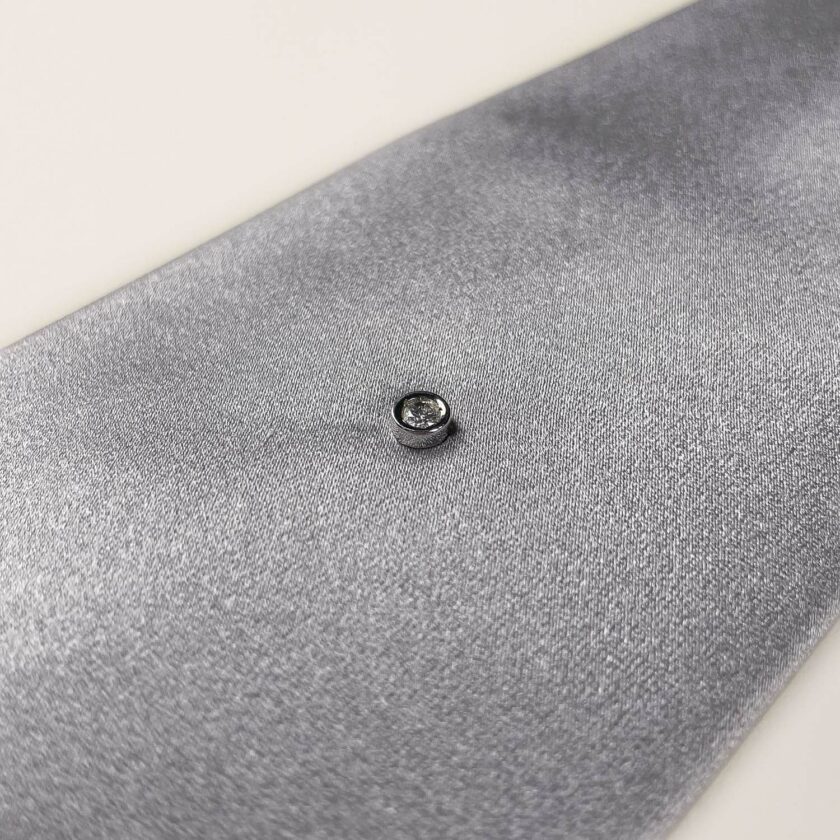 Cravatta preziosa grigio perla Argenio Napoli con diamante e oro - immagine 2